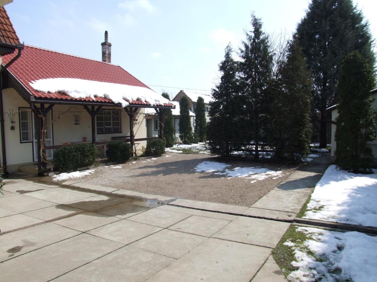 Révész Vendégház Harkány Exterior foto